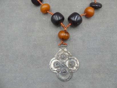 Collier berbère à chaine de métal, ambres...