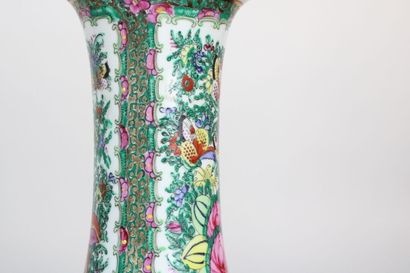CHINE. Paire de vases balustre en porcelaine...