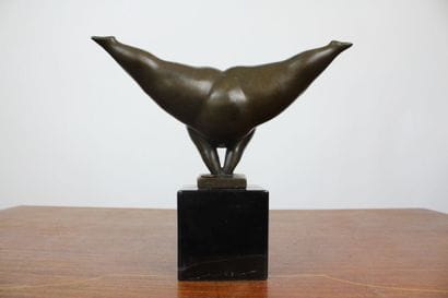 MILO (1893-1970). 
Femme acrobate, bronze,...