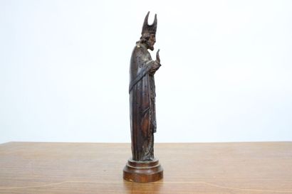 Statuette en bois sculpté représentant Saint-Pierre....