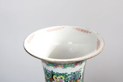 CHINE. Paire de vases balustre en porcelaine...
