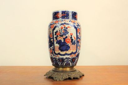 JAPON. Vase en porcelaine imari à décor floral....