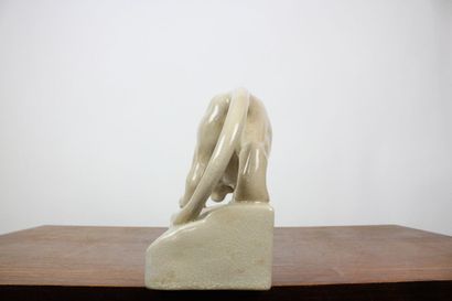 Lionne sur son rocher, céramique craquelée...