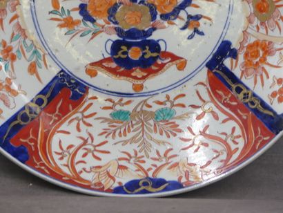 JAPON. Plat en porcelaine Imari à décor de...