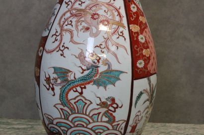 JAPON. Paire de grands vases de forme balustre...