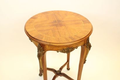 Petite table volante de style Napoléon III...