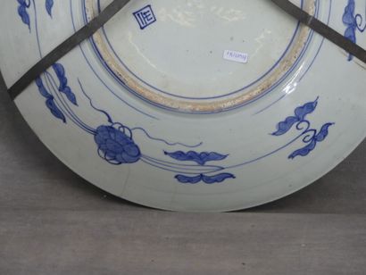 JAPON. Plat en porcelaine Imari à décor de...