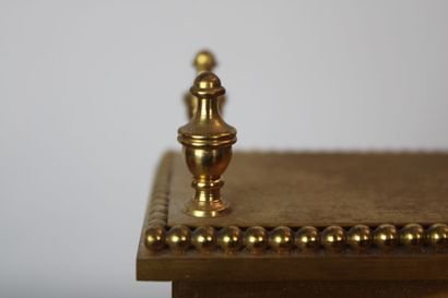 Pendule de table de style Louis XVI en bronze...