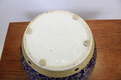 CHINE. Cachet pot en porcelaine émaillée...
