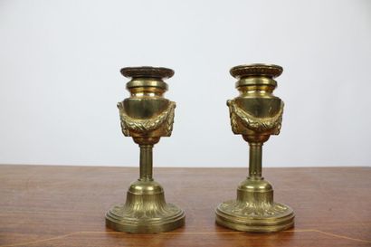 Paire de bougeoirs en bronze doré, binets...