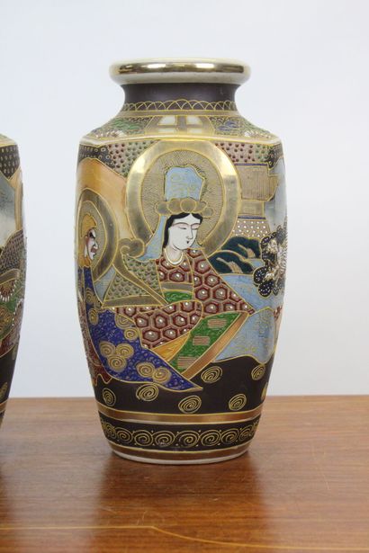 JAPON. Paire de vase satsuma en porcelaine...
