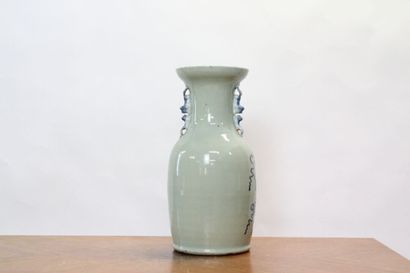 CHINE. Vase balustre en porcelaine blanche...