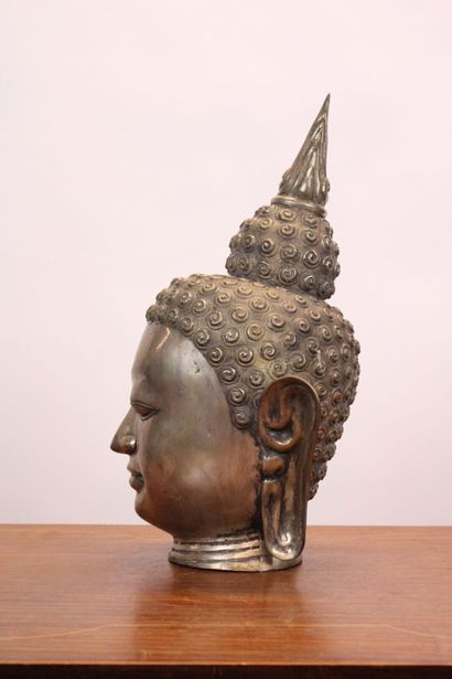 THAILANDE. Tête d'une divinité en laiton...