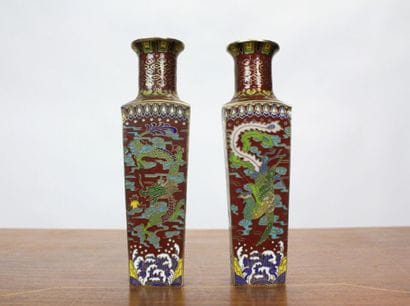 CHINE. Paire de vases en laiton à émaux cloisonnés...