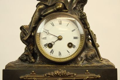 Pendule en métal dans le goût Néo-Renaissance...