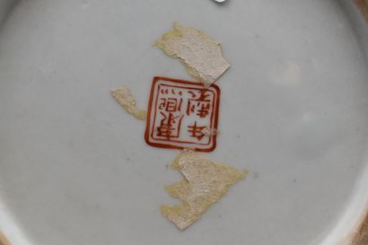 CHINE. Paire de vases en porcelaine blanche...