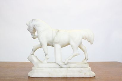 Cheval en albâtre sur son socle de même composition,...