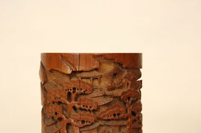 CHINE Pot à pinceaux en bambou sculpté d'un...