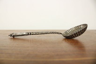 Saupoudreuse en argent ciselé et ajouré à...