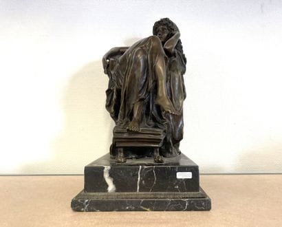 Ecole du XIXe siècle, Femme assise, bronze...