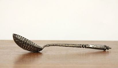 Saupoudreuse en argent ciselé et ajouré à...