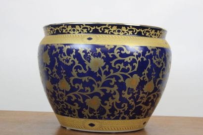CHINE. Cachet pot en porcelaine émaillée...