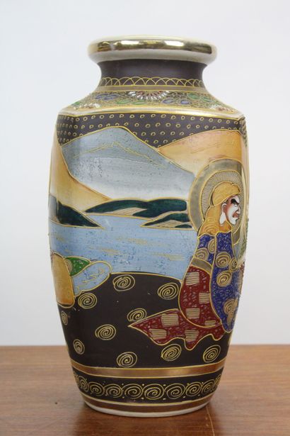 JAPON. Paire de vase satsuma en porcelaine...