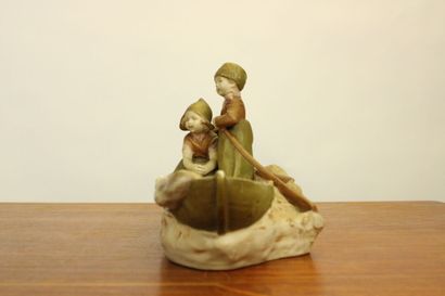 ROYAL DUX BOHEMIA. Sujet en porcelaine représentant...
