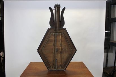 Baromètre en bois noirci et verre églomisé,...