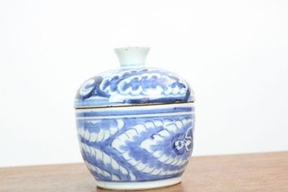 CHINE.
Pot couvert en porcelaine à décor...