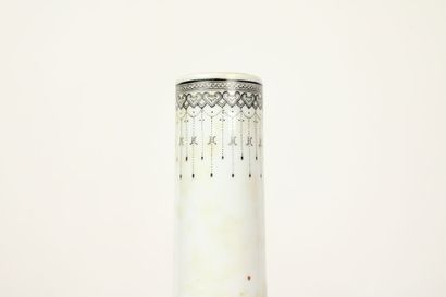 CHINE. Vase boule à col en porcelaine blanche...