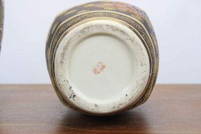 JAPON. Paire de vase satsuma en porcelaine...