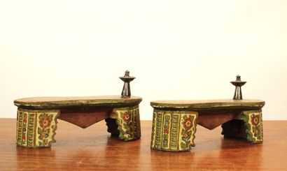 INDE. Paire de Paduka en bois peint polychrome...