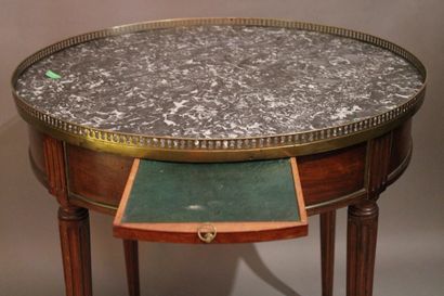 Table bouillotte de style Louis XVI en acajou,...