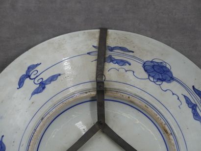 JAPON. Plat en porcelaine Imari à décor de...