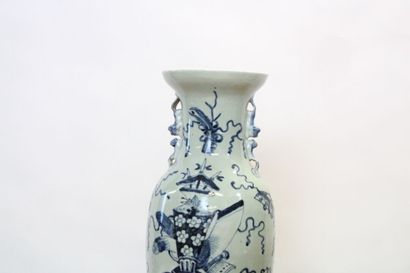CHINE. Vase balustre en porcelaine blanche...