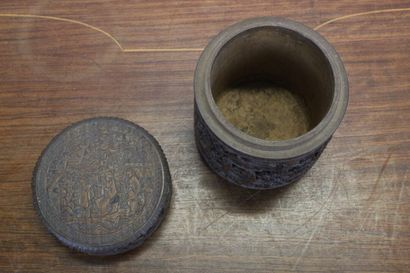 CHINE. Pot couvert cylindrique en bois sculpté...