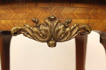 Petite table volante de style Napoléon III...