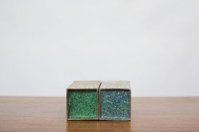 CHINE. Paire de vases en laiton à émaux cloisonnés...