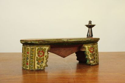 INDE. Paire de Paduka en bois peint polychrome...