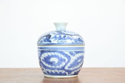 CHINE.
Pot couvert en porcelaine à décor...