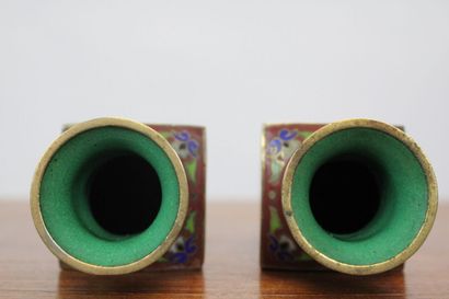 CHINE. Paire de vases en laiton à émaux cloisonnés...