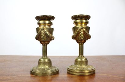 Paire de bougeoirs en bronze doré, binets...