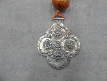 Collier berbère à chaine de métal, ambres...