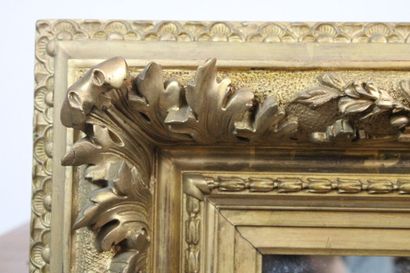 Miroir en bois doré à décor de rinceaux et...