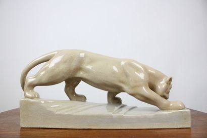 Lionne sur son rocher, céramique craquelée...