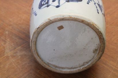 CHINE. Vase balustre en porcelaine blanche...