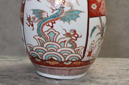 JAPON. Paire de grands vases de forme balustre...