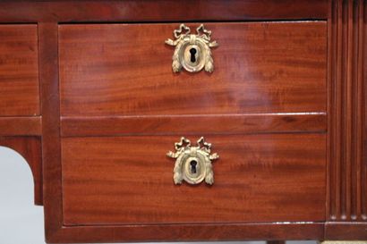Mahogany and mahogany veneer flat desk 
It...