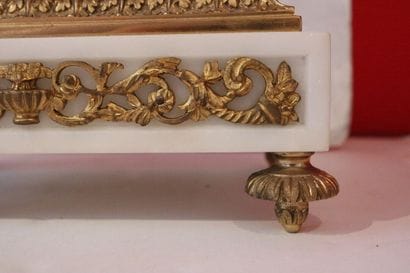 Portico clock in white marble, chiseled and...